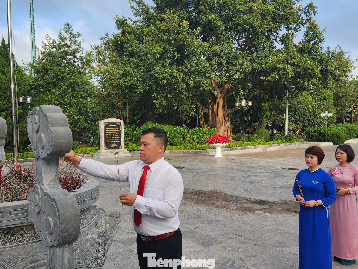 Dâng hương tưởng niệm đồng chí Hoàng Văn Thụ. Ảnh: Duy Chiến