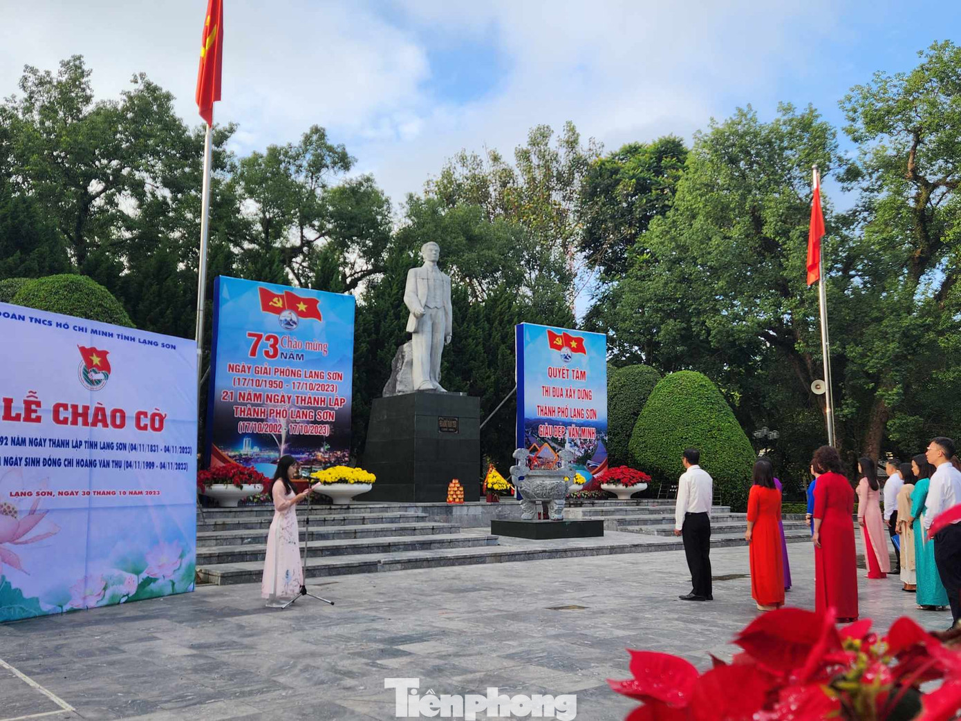 Chào cờ đầu tuần tại Khuôn viên tượng đài đồng chí Hoàng Văn Thụ. Ảnh: Duy Chiến