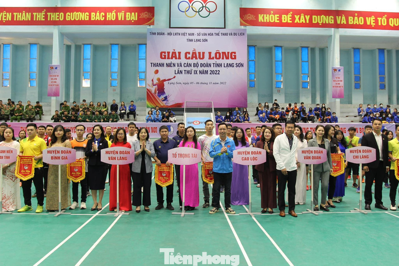 Ban tổ chức trao tặng cờ lưu niệm cho các đoàn vận động viên tham gia giải cầu lông - Ảnh: Duy Chiến