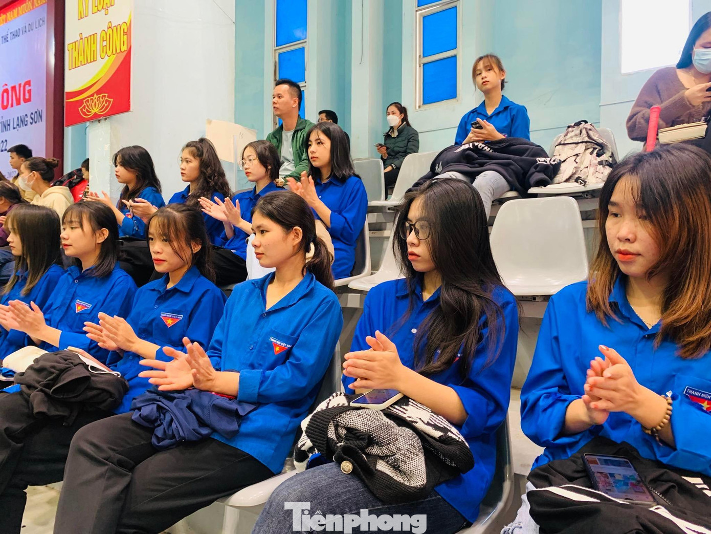 Đông đảo đoàn viên, thanh niên xứ Lạng tham dự, cổ vũ cho Giải cầu lông thanh niên, cán bộ Đoàn tỉnh Lạng Sơn lần thứ 9 năm 2022 - Ảnh: Duy Chiến