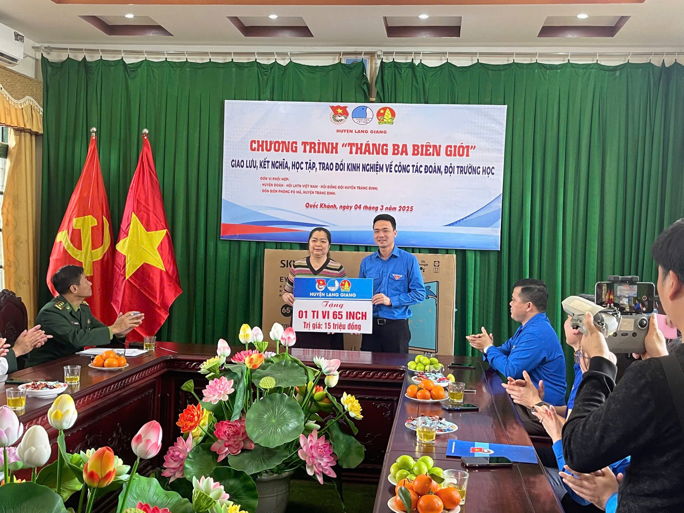 Đồng hành cùng chương trình, Huyện đoàn- Hội LHTN Việt Nam huyện Lạng Giang, tỉnh Bắc Giang tặng TV cho nhân dân biên giới Tràng Định, Lạng Sơn. Đồng hành cùng chương trình, Huyện đoàn- Hội LHTN Việt Nam huyện Lạng Giang, tỉnh Bắc Giang tặng TV cho nhân dân biên giới Tràng Định, Lạng Sơn.