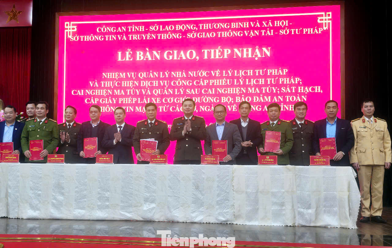 Các ngành chức năng và công an tỉnh đã tiến hành bàn giao, tiếp nhận nhiệm vụ quản lý nhà nước của 4 sở ngành địa phương. Ảnh: Duy Chiến. Các ngành chức năng và công an tỉnh đã tiến hành bàn giao, tiếp nhận nhiệm vụ quản lý nhà nước của 4 sở ngành địa phương. Ảnh: Duy Chiến.