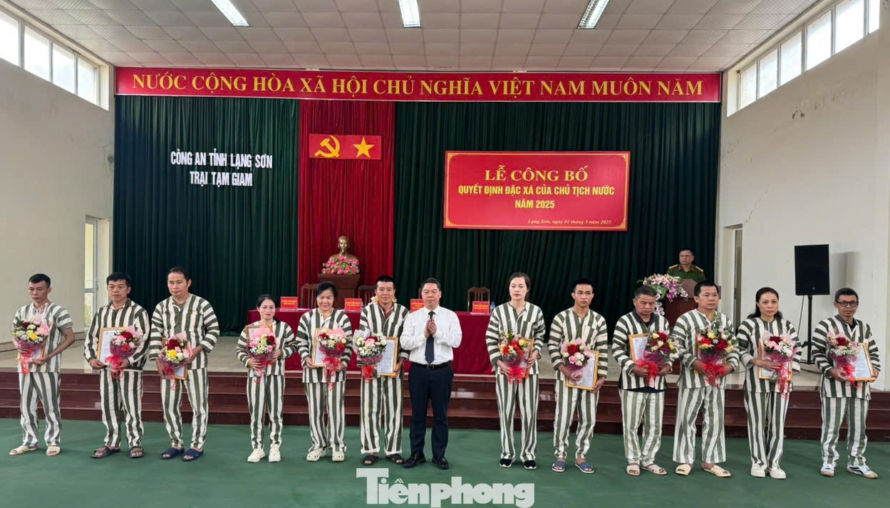Phó Chủ tịch UBND tỉnh Lạng Sơn Đoàn Thanh Sơn (giữa) trao Quyết định, hoa chúc mừng các phạm nhân được hưởng đặc xá năm 2025. Ảnh: Duy Chiến.