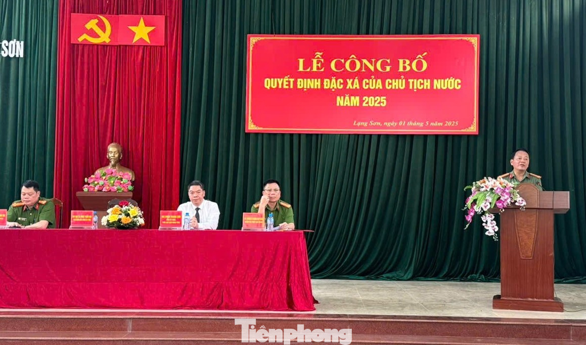 Lãnh đạo tỉnh và Công an Lạng Sơn đề nghị các phạm nhân cố gắng cải tạo tốt để hưởng chính sách khoan hồng của Đảng, nhà nước. Ảnh: Duy Chiến.