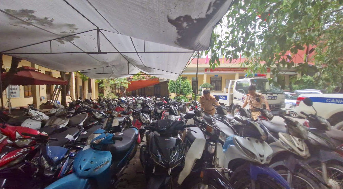 Tại Trạm CSGT Tùng Diễn còn lưu giữ trên 500 phương tiện vi phạm nên việc di chuyển gặp nhiều khó khăn.