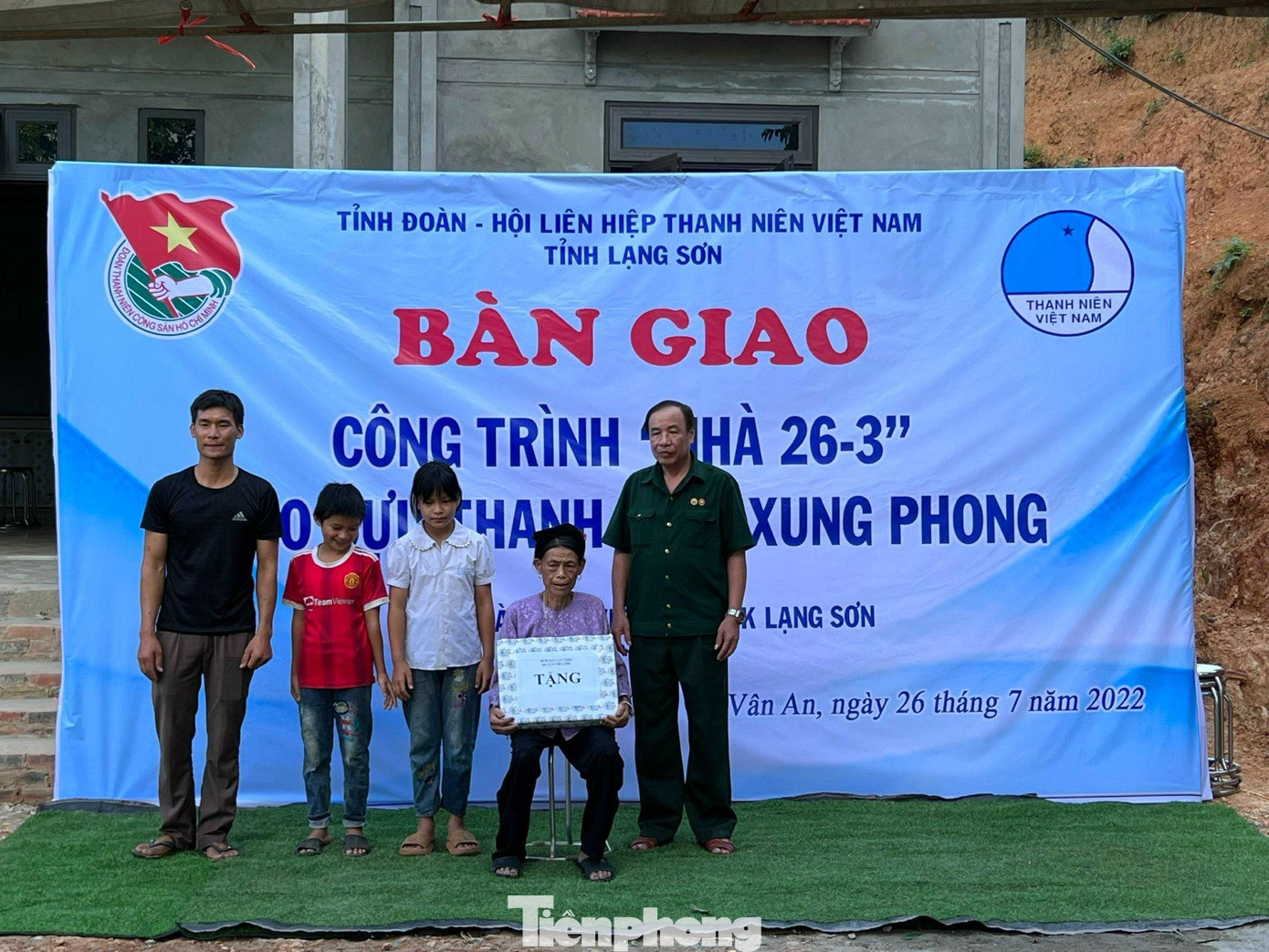 Hội Cựu TNXP huyện Chi Lăng tặng quà mừng đồng đội có căn nhà mới. Hội Cựu TNXP huyện Chi Lăng tặng quà mừng đồng đội có căn nhà mới.