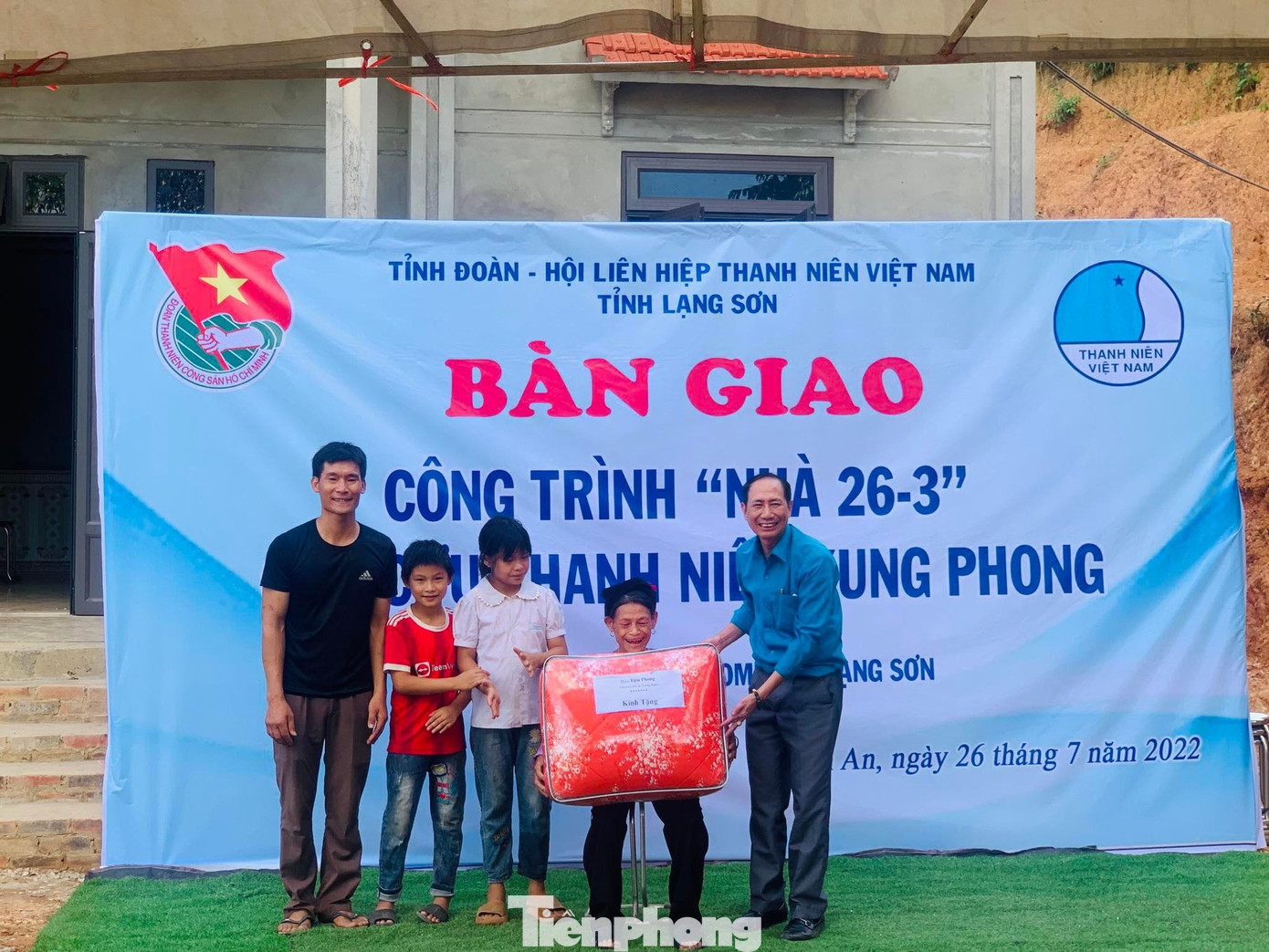 Cơ quan báo Tiền Phong thường trú tại tỉnh Lạng Sơn tặng quà cho cựu TNXP Lê Thị Xuân -Ảnh: PV Cơ quan báo Tiền Phong thường trú tại tỉnh Lạng Sơn tặng quà cho cựu TNXP Lê Thị Xuân -Ảnh: PV