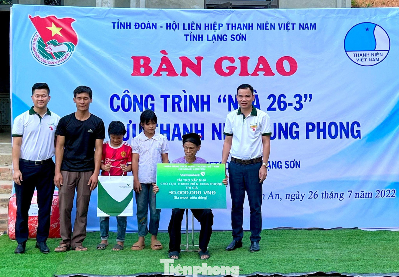 Ngân hàng Vietcombank, chi nhánh tỉnh Lạng Sơn hỗ trợ 30 triệu đồng xây dựng Nhà 26/3 cho gia đình bà Xuân -Ảnh: Duy Chiến Ngân hàng Vietcombank, chi nhánh tỉnh Lạng Sơn hỗ trợ 30 triệu đồng xây dựng Nhà 26/3 cho gia đình bà Xuân -Ảnh: Duy Chiến
