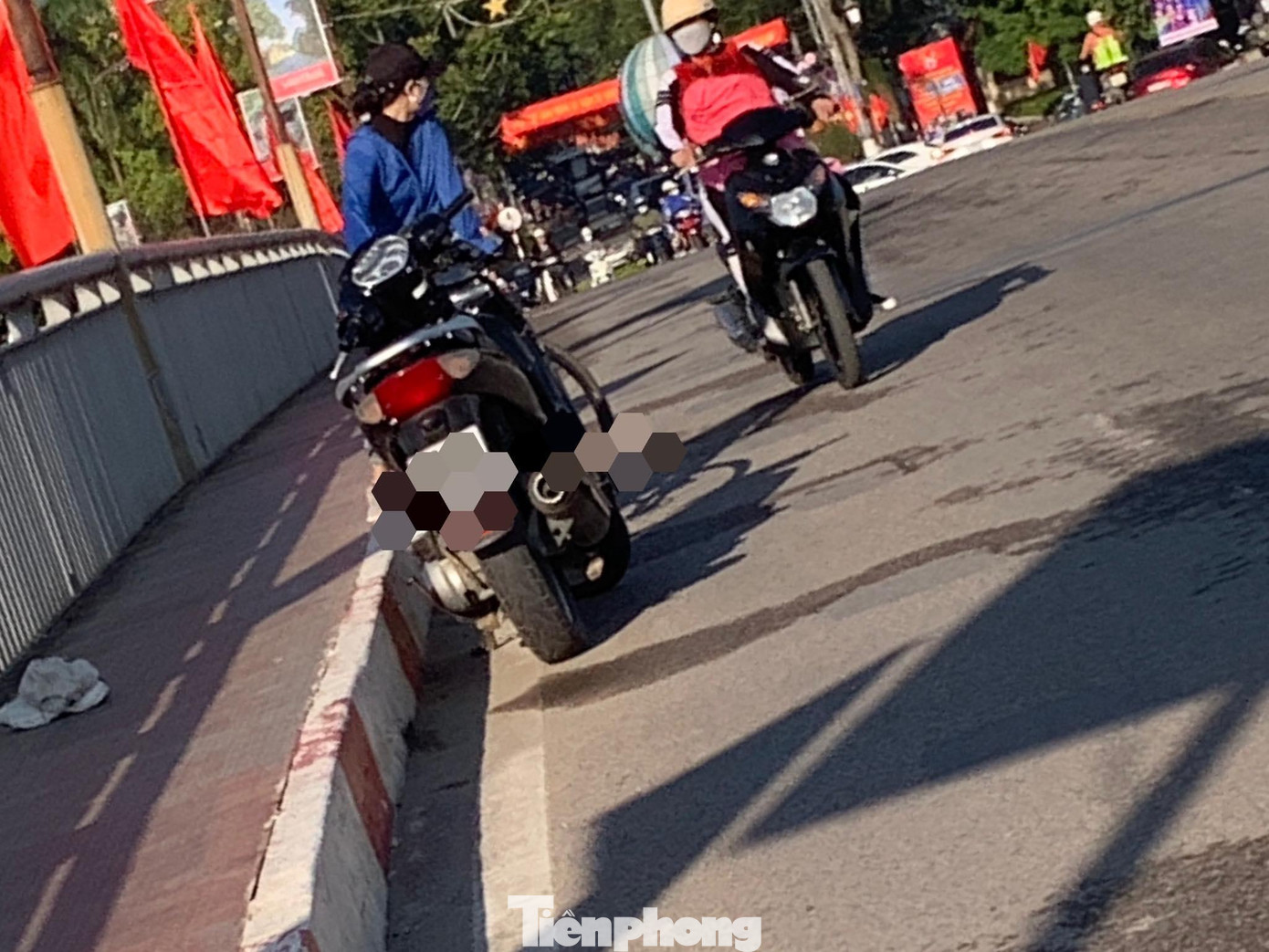 Trước khi nhảy cầu, người phụ nữ để lại giầy, xe mô tô trên cầu Đông Kinh -Ảnh: Duy Chiến