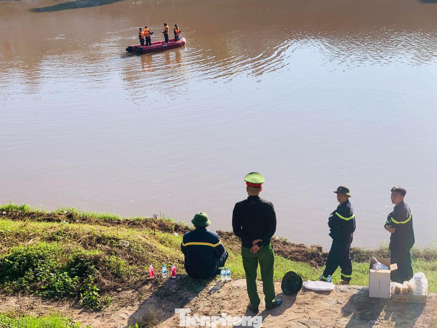 Hiện trường sự việc, lực lượng chức năng đang nỗ lực tìm kiếm nạn nhân -Ảnh: Duy Chiến