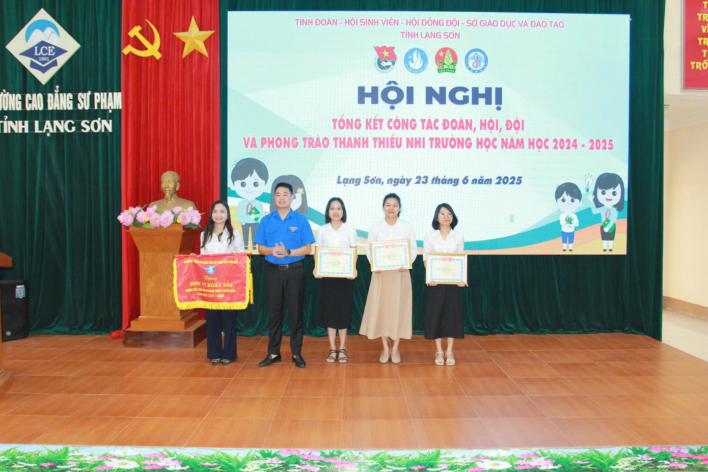 Các tập thể, cá nhân có thành tích xuất sắc trong phong trào Đoàn- Hội- Đội được tôn vinh, khen thưởng. Các tập thể, cá nhân có thành tích xuất sắc trong phong trào Đoàn- Hội- Đội được tôn vinh, khen thưởng.