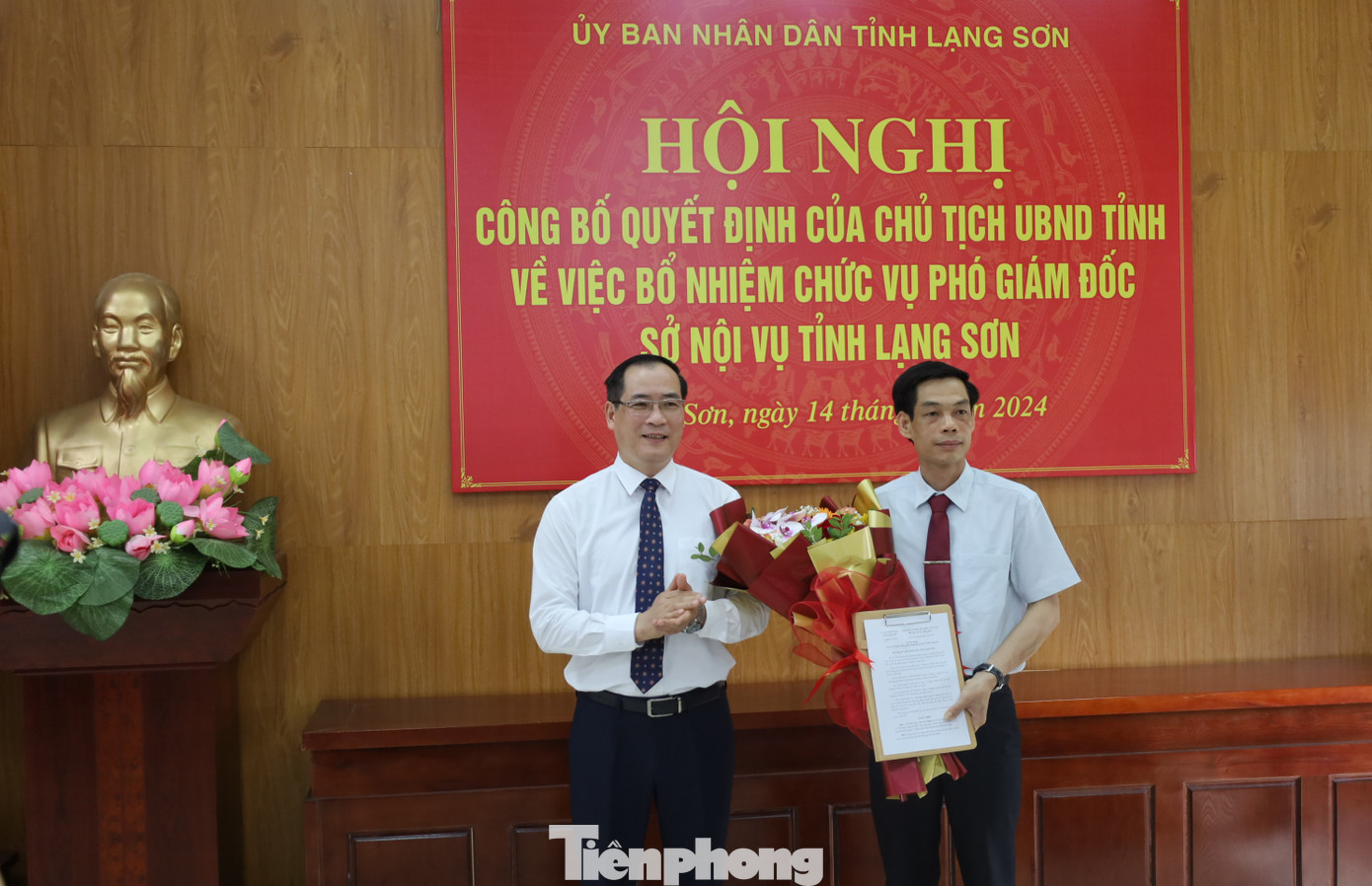 Tân Phó giám đốc Sở Nội vụ Linh Văn Hùng (bìa phải) nhận Quyết định, hoa chúc mừng của lãnh đạo tỉnh Lạng Sơn. Ảnh: Duy Chiến.