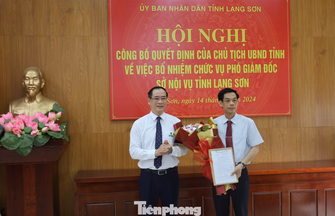 Tân Phó giám đốc Sở Nội vụ Linh Văn Hùng (bìa phải) nhận Quyết định, hoa chúc mừng của lãnh đạo tỉnh Lạng Sơn. Ảnh: Duy Chiến.