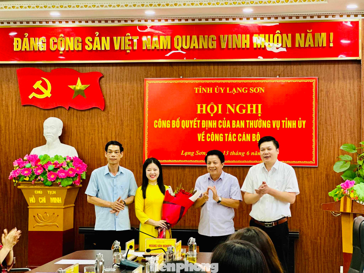 Tập thể lãnh đạo Huyện ủy Văn Quan tặng hoa chúc mừng, chào đón tân Phó Bí thư Huyện ủy Đường Ngọc Xuyên. Ảnh: Duy Chiến.