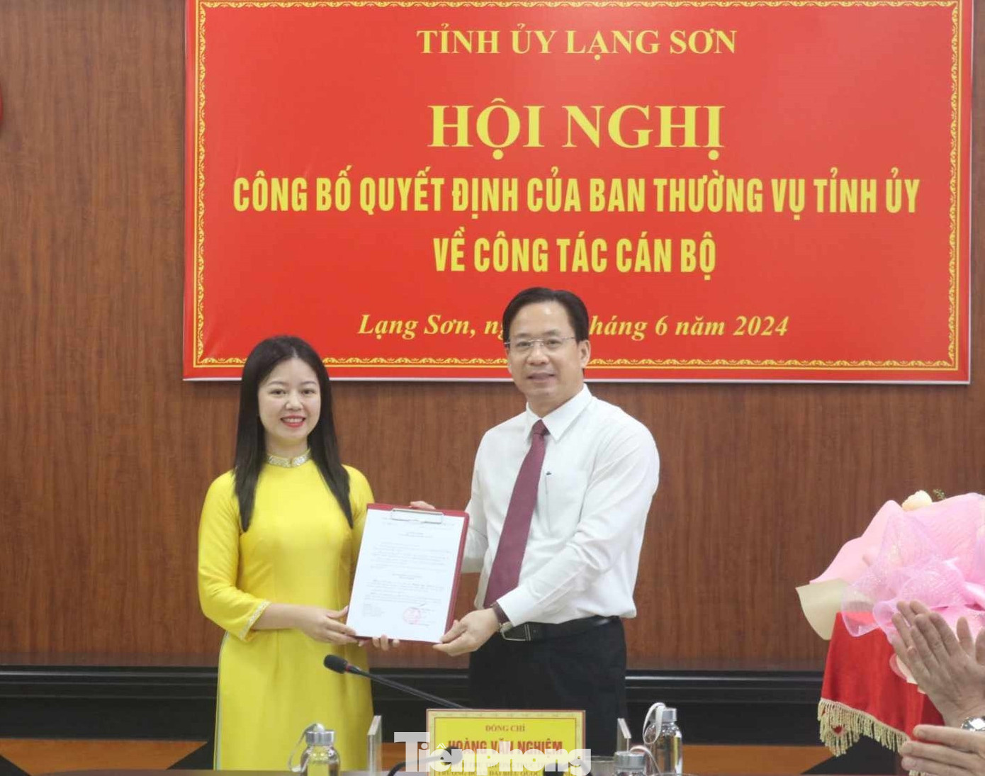 Bà Đường Ngọc Xuyên (bìa trái) nhận Quyết định điều động, bổ nhiệm của lãnh đạo Tỉnh ủy Lạng Sơn. Ảnh: Duy Chiến.