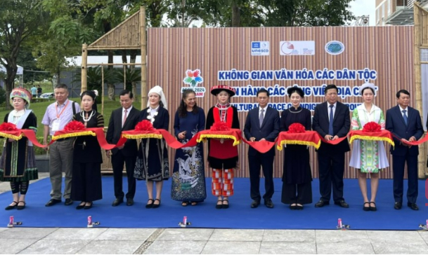 Nghi thức cắt băng Khai trương trưng bày, triễn lãm Hội nghị lần thứ 8 Mạng lưới công viên địa chất toàn cầu.