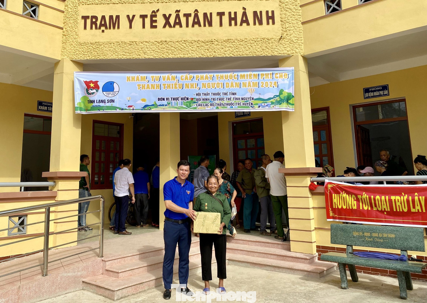 Tặng quà người có công, người nghèo. Tặng quà người có công, người nghèo.