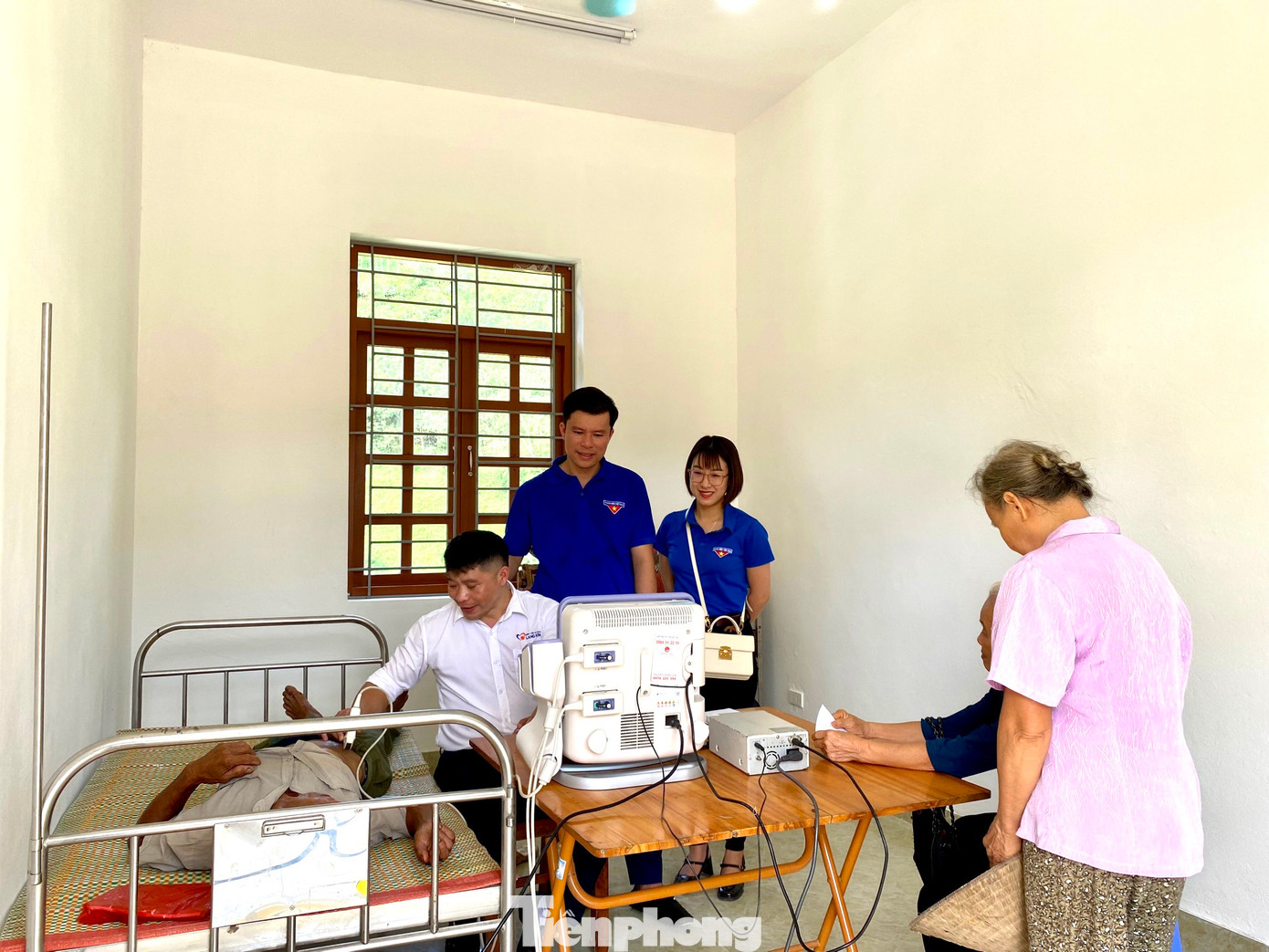 Các thầy thuốc trẻ xứ Lạng thăm khám, phát thuốc miễn phí cho người dân. Ảnh: Duy Chiến Các thầy thuốc trẻ xứ Lạng thăm khám, phát thuốc miễn phí cho người dân. Ảnh: Duy Chiến