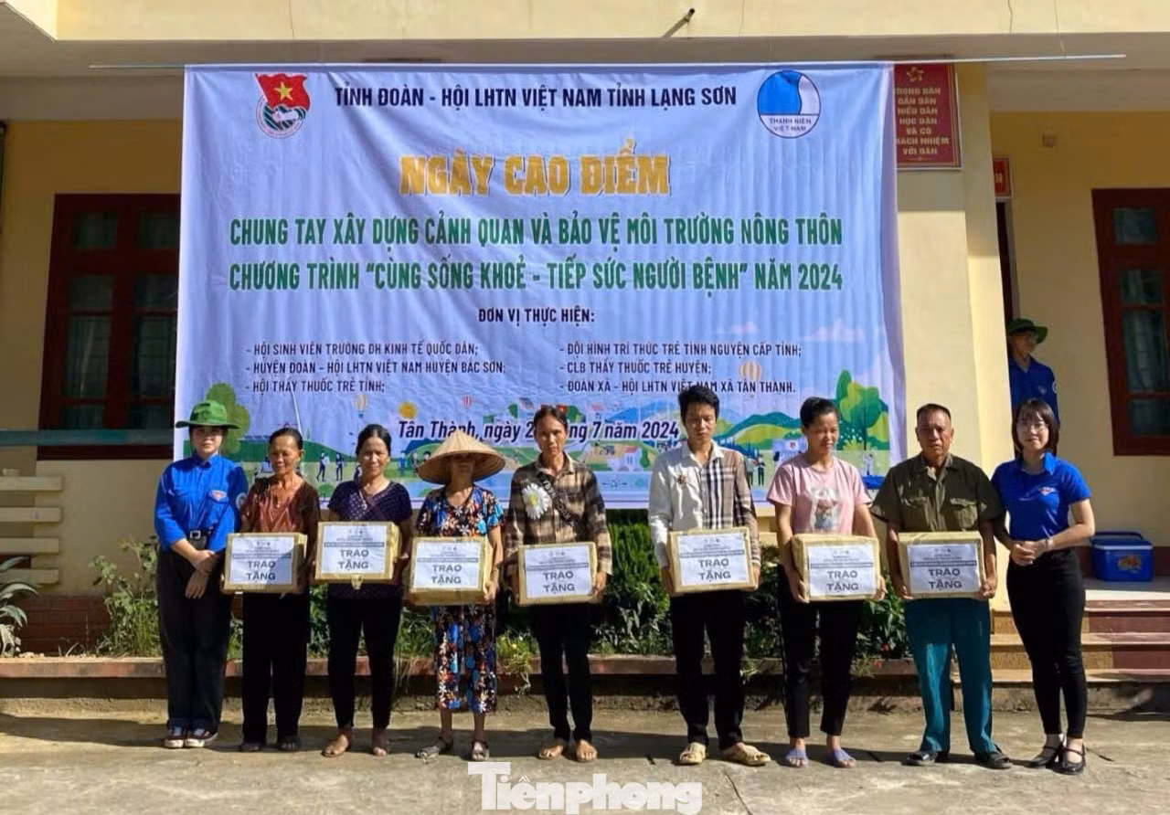 Tặng quà hộ dân nghèo trên địa bàn huyện Bắc Sơn.