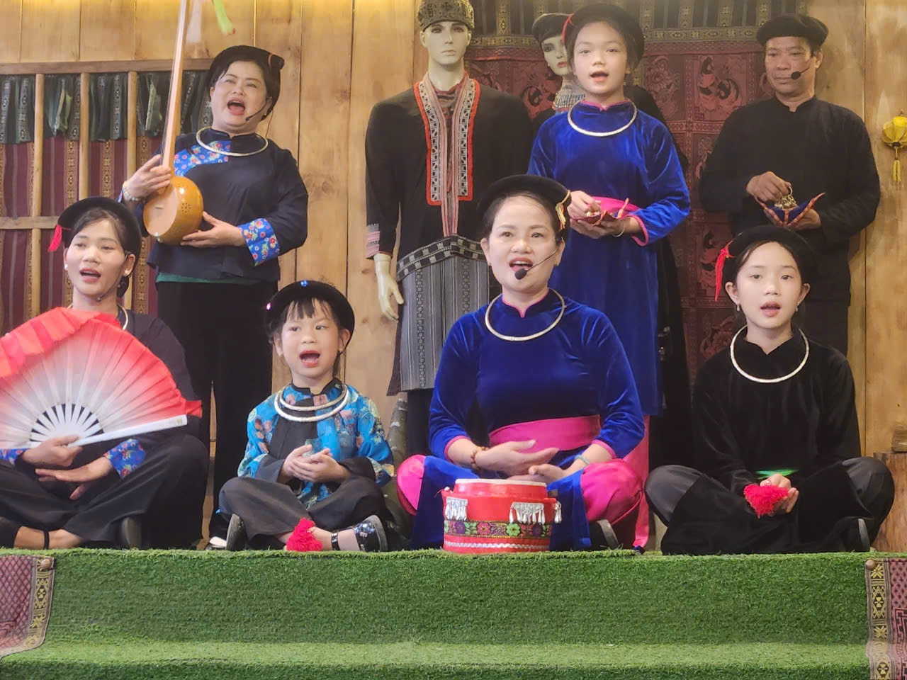 Các lễ hội xuân xứ Lạng không thể thiếu hát Then, đàn tính được du khách muôn phương thích thú. Các lễ hội xuân xứ Lạng không thể thiếu hát Then, đàn tính được du khách muôn phương thích thú.