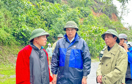 Chủ tịch UBND tỉnh Cao Bằng Hoàng Xuân Ánh (bìa phải) nghe báo cáo về tình hình sạt lở đất ở huyện Nguyên Bình. Chủ tịch UBND tỉnh Cao Bằng Hoàng Xuân Ánh (bìa phải) nghe báo cáo về tình hình sạt lở đất ở huyện Nguyên Bình.