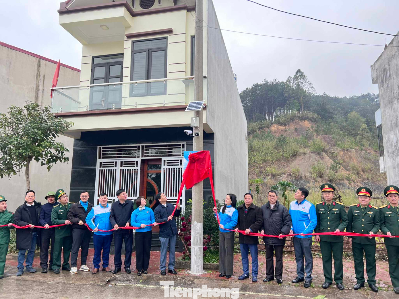 Thắp sáng đường thôn, xây dựng văn minh ở khu dân cư. Ảnh: Duy Chiến Thắp sáng đường thôn, xây dựng văn minh ở khu dân cư. Ảnh: Duy Chiến