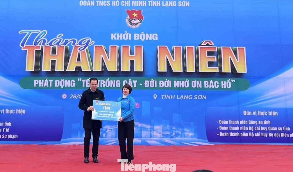 Đại diện nhà tài trợ, đồng hành trao biển tượng trưng xây dựng " Ngôi nhà Khăn quàng Đỏ". Đại diện nhà tài trợ, đồng hành trao biển tượng trưng xây dựng " Ngôi nhà Khăn quàng Đỏ".