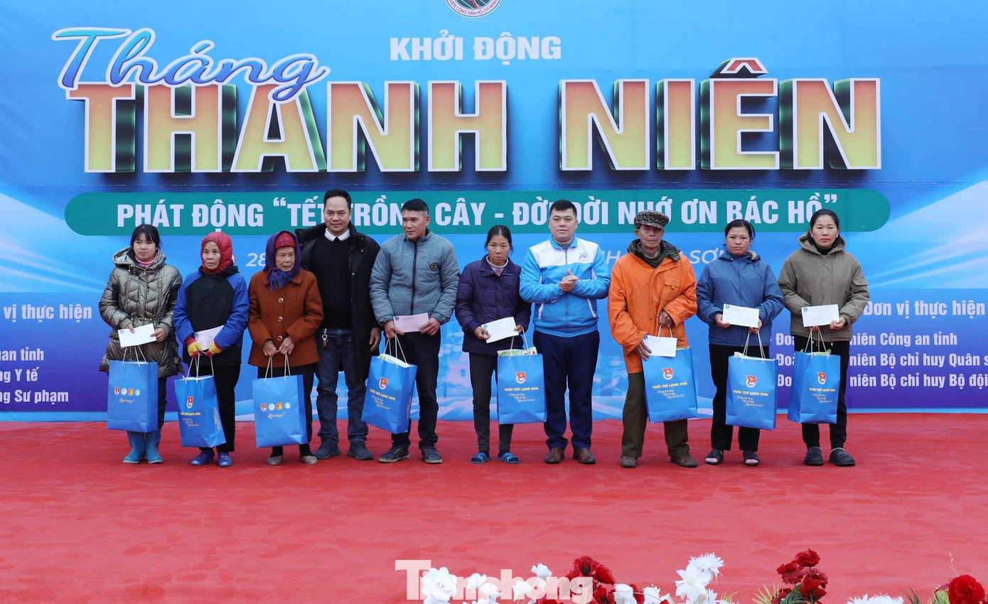 Trao quà cho hộ chính sách, khó khăn trên địa bàn Lạng Sơn. Ảnh: Duy Chiến Trao quà cho hộ chính sách, khó khăn trên địa bàn Lạng Sơn. Ảnh: Duy Chiến