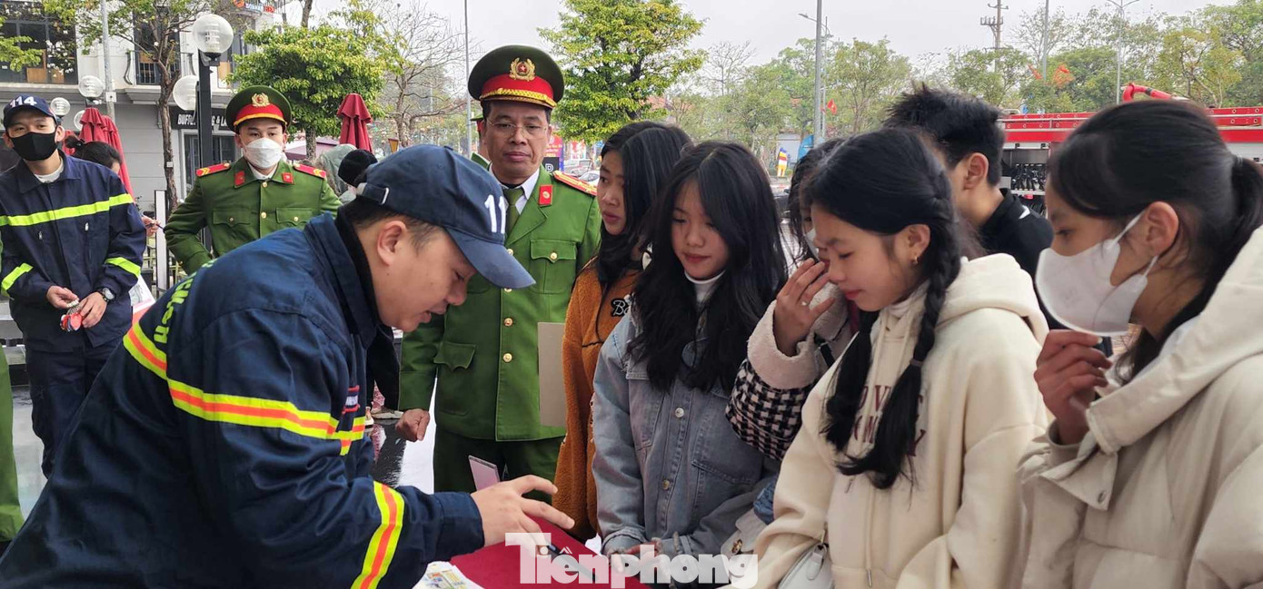 Áp dụng công nghệ phòng chống các tệ nạn xã hội, phòng cháy chữa cháy. Ảnh: Duy Chiến Áp dụng công nghệ phòng chống các tệ nạn xã hội, phòng cháy chữa cháy. Ảnh: Duy Chiến