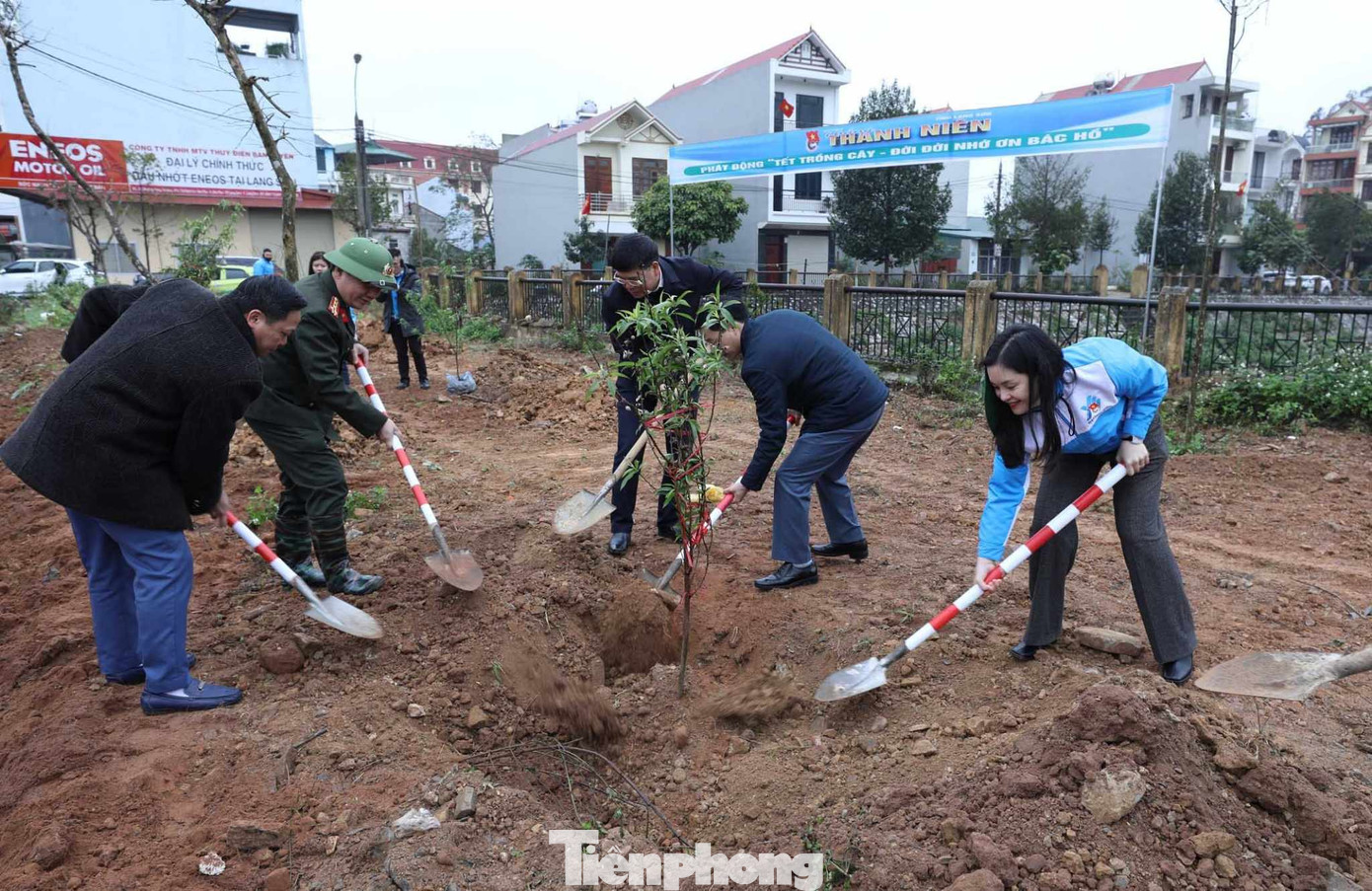 Trồng cây "Đời đời nhớ ơn Bác Hồ". Ảnh: Duy Chiến Trồng cây "Đời đời nhớ ơn Bác Hồ". Ảnh: Duy Chiến