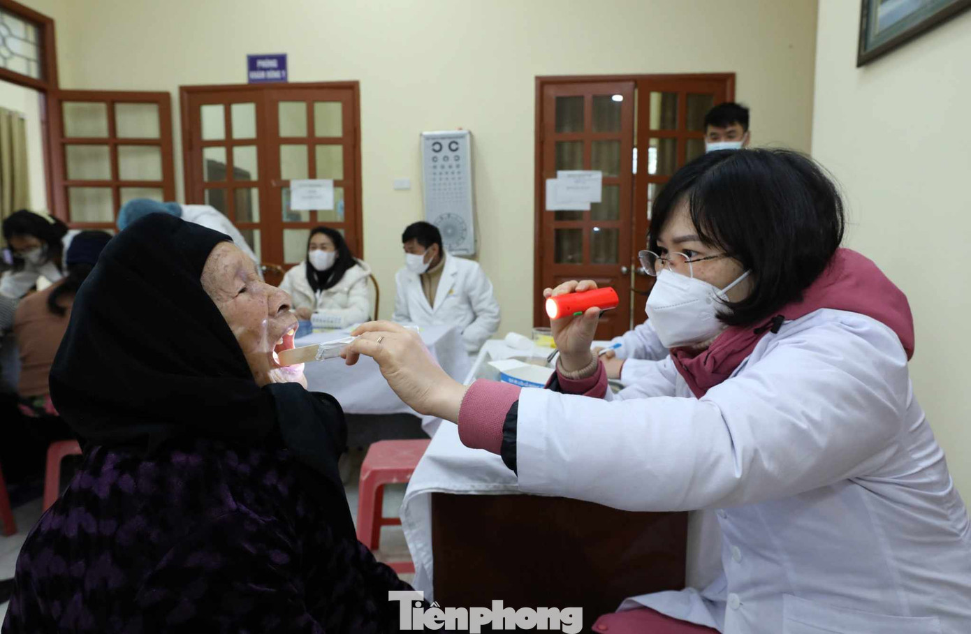 Tư vấn, khám bệnh miễn phí cho nhân dân. Ảnh: Duy Chiến Tư vấn, khám bệnh miễn phí cho nhân dân. Ảnh: Duy Chiến