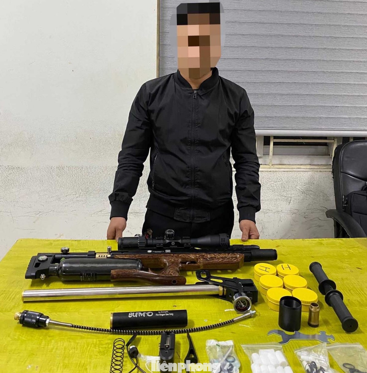 Đối tượng T.V.C cùng tang vật. (ảnh do công an cung cấp)