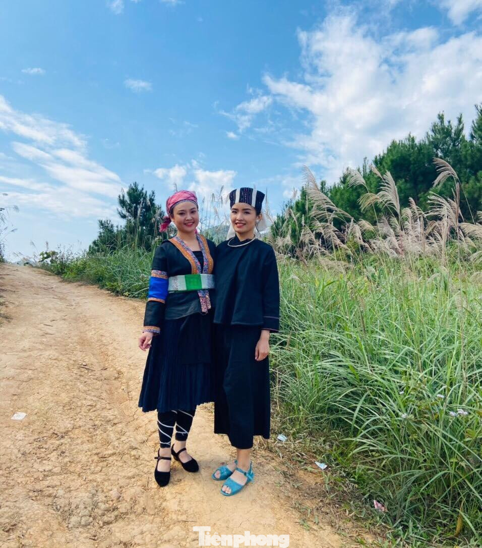 Trang phục dân tộc thiểu số Lạng Sơn được tôn thêm nhờ những cảnh đồi núi hoang dã, lãng mạn -Ảnh: T.Liên Trang phục dân tộc thiểu số Lạng Sơn được tôn thêm nhờ những cảnh đồi núi hoang dã, lãng mạn -Ảnh: T.Liên