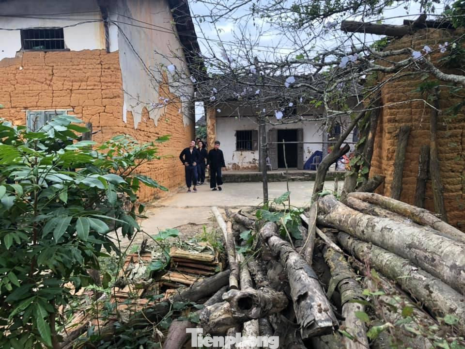 Trang phục người Tày, Nùng gắn liền với nhà trình tường, thiên nhiên, cây lá -Ảnh: M.H Trang phục người Tày, Nùng gắn liền với nhà trình tường, thiên nhiên, cây lá -Ảnh: M.H