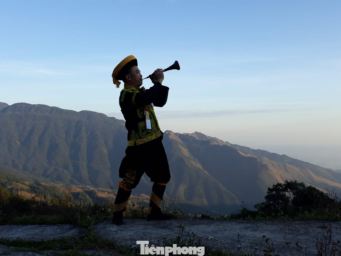 Người Dao Công Sơn (huyện cao Lộc), Mẫu Sơn (huyện Lộc Bình) còn sử dụng kèn Pí lè báo niềm vui, gọi bạn tình trên non cao -Ảnh: M.H Người Dao Công Sơn (huyện cao Lộc), Mẫu Sơn (huyện Lộc Bình) còn sử dụng kèn Pí lè báo niềm vui, gọi bạn tình trên non cao -Ảnh: M.H