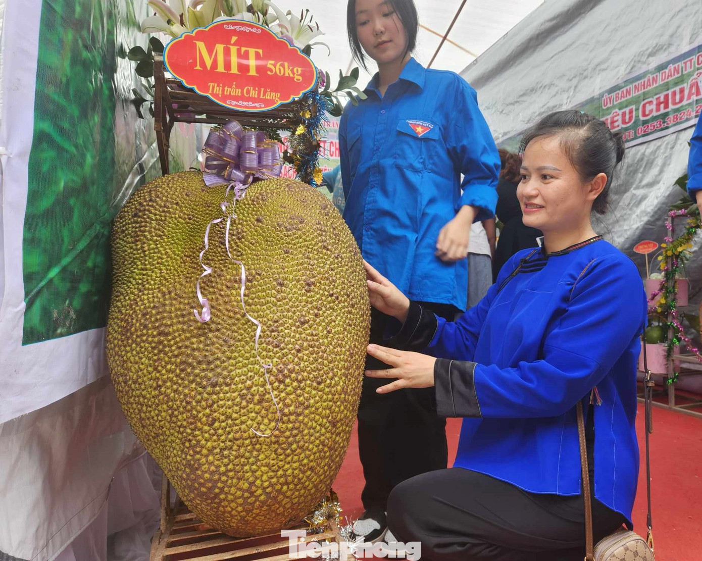 Quả mít khủng được trưng bày ở hội chợ. Ảnh: Duy Chiến. Quả mít khủng được trưng bày ở hội chợ. Ảnh: Duy Chiến.