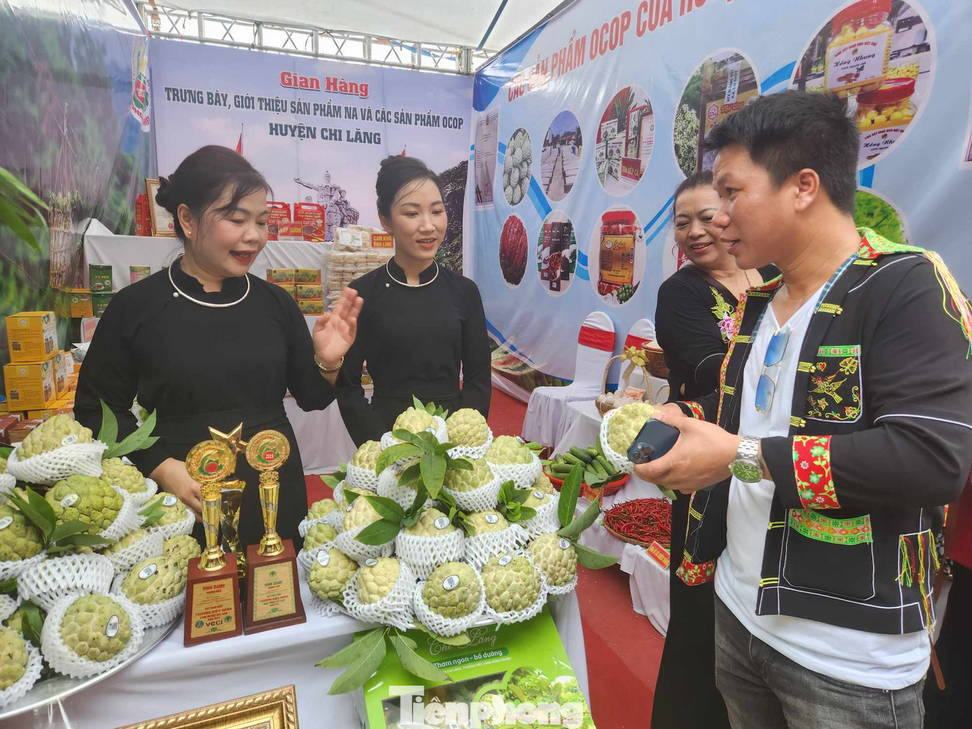 Sản vật na Chi Lăng thu hút sự quan tâm người dân địa phương và du khách. Ảnh: Duy Chiến. Sản vật na Chi Lăng thu hút sự quan tâm người dân địa phương và du khách. Ảnh: Duy Chiến.