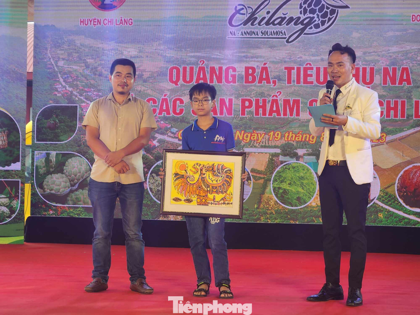 Ngoài sản phẩm na, bức tranh “Chào buổi sáng”, chất liệu bút dạ trên giấy (tác phẩm được triễn lãm mỹ thuật ở Hàn Quốc) của em Hoàng Nhật Quang (11 tuổi, dân tộc Tày, học sinh lớp 6 Trường THCS Lê Quý Đôn, thành phố Lạng Sơn) được bán đấu giá với giá trên 12 triệu đồng hỗ trợ giúp cho các bạn cùng trang lứa đang gặp khó khăn trên địa bàn. Ảnh: Duy Chiến. Ngoài sản phẩm na, bức tranh “Chào buổi sáng”, chất liệu bút dạ trên giấy (tác phẩm được triễn lãm mỹ thuật ở Hàn Quốc) của em Hoàng Nhật Quang (11 tuổi, dân tộc Tày, học sinh lớp 6 Trường THCS Lê Quý Đôn, thành phố Lạng Sơn) được bán đấu giá với giá trên 12 triệu đồng hỗ trợ giúp cho các bạn cùng trang lứa đang gặp khó khăn trên địa bàn. Ảnh: Duy Chiến.