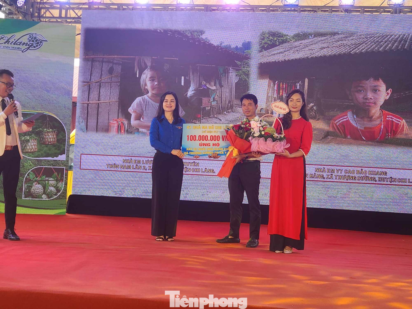 Chị Đinh Thị Anh Thư, Bí thư Tỉnh Đoàn Lạng Sơn tặng hoa tri ân vị khách đã trả quả na với giá 100 triệu đồng. Ảnh: Duy Chiến. Chị Đinh Thị Anh Thư, Bí thư Tỉnh Đoàn Lạng Sơn tặng hoa tri ân vị khách đã trả quả na với giá 100 triệu đồng. Ảnh: Duy Chiến.