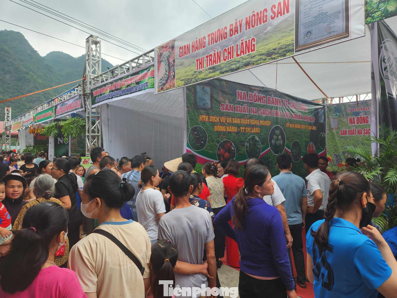 Đông đảo người dân địa phương, du khách đến tham quan hội chợ, xem đấu giá. Ảnh: Duy Chiến. Đông đảo người dân địa phương, du khách đến tham quan hội chợ, xem đấu giá. Ảnh: Duy Chiến.