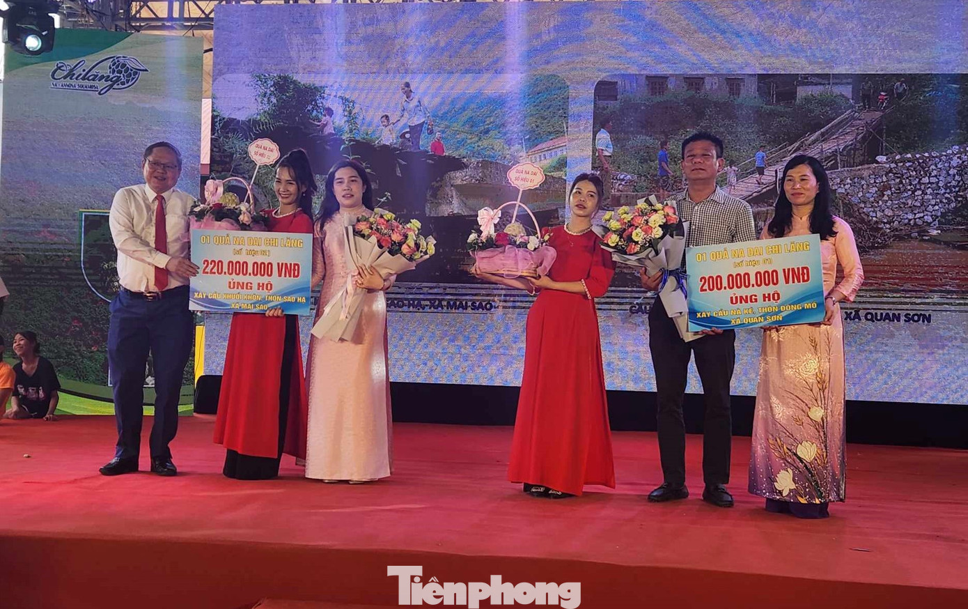 Lãnh đạo huyện Chi Lăng trao tặng quả na cho 2 doanh nghiệp mua na với giá trên 200 triệu đồng/quả để góp phần xây cầu. Ảnh: Duy Chiến. Lãnh đạo huyện Chi Lăng trao tặng quả na cho 2 doanh nghiệp mua na với giá trên 200 triệu đồng/quả để góp phần xây cầu. Ảnh: Duy Chiến.