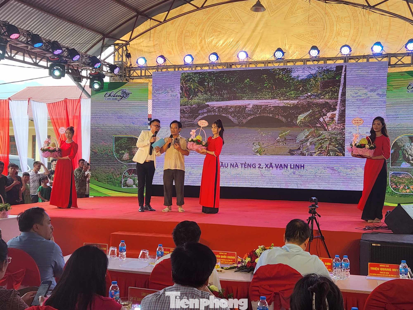 Sôi nổi đấu giá na ở Chi Lăng. Ảnh: Duy Chiến Sôi nổi đấu giá na ở Chi Lăng. Ảnh: Duy Chiến