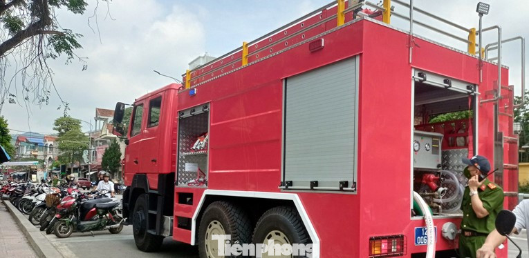 Lực lượng chức năng huy động nhiều người và phương tiện chữa cháy, sau hơn 2 tiếng đồng hồ, ngọn lửa đã được dập tắt. Ảnh: TL