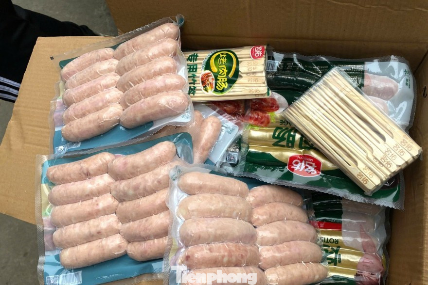 Nhiều sản phẩm xúc xích trên bao bì có in chữ nước ngoài nhập lậu vào Việt Nam (ảnh: H.T) Nhiều sản phẩm xúc xích trên bao bì có in chữ nước ngoài nhập lậu vào Việt Nam (ảnh: H.T)