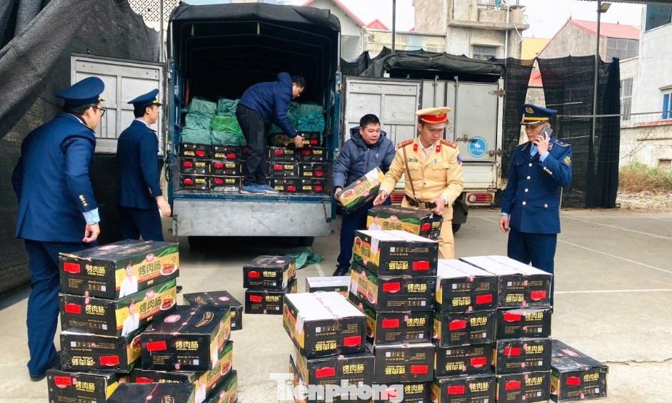 Lực lượng chức năng kiểm đếm, tạm tịch thu tang vật để điều tra, xử lý. (ảnh: H.T) Lực lượng chức năng kiểm đếm, tạm tịch thu tang vật để điều tra, xử lý. (ảnh: H.T)