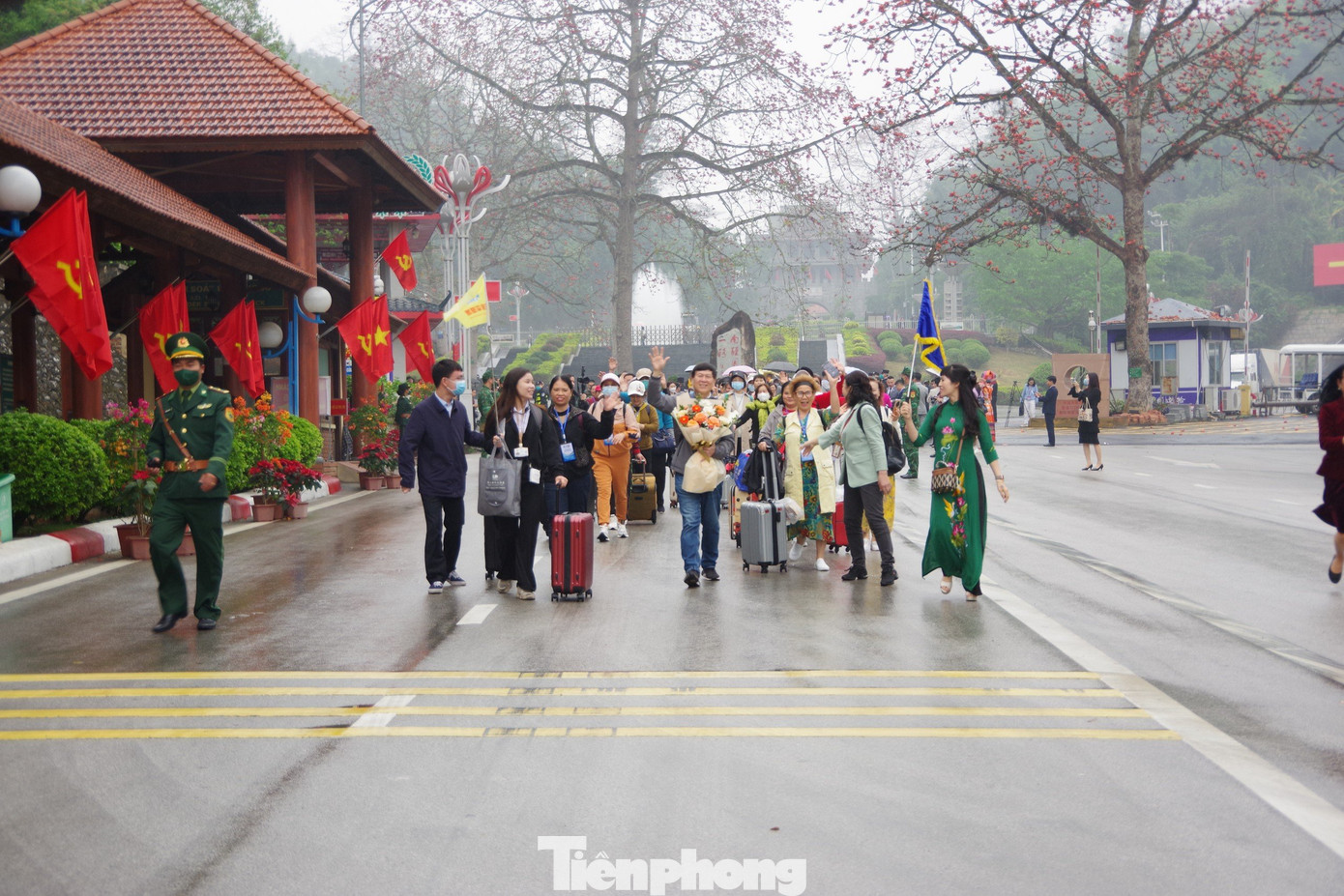 Từ ngày 15-17/4, hoạt động xuất nhập cảnh sẽ tạm dừng tại cửa khẩu quốc tế Hữu Nghị (huyện Cao Lộc, Lạng Sơn) để phục vụ cho Chương trình Giao lưu hữu nghị quốc phòng Việt - Trung. Ảnh: Duy Chiến. Từ ngày 15-17/4, hoạt động xuất nhập cảnh sẽ tạm dừng tại cửa khẩu quốc tế Hữu Nghị (huyện Cao Lộc, Lạng Sơn) để phục vụ cho Chương trình Giao lưu hữu nghị quốc phòng Việt - Trung. Ảnh: Duy Chiến.