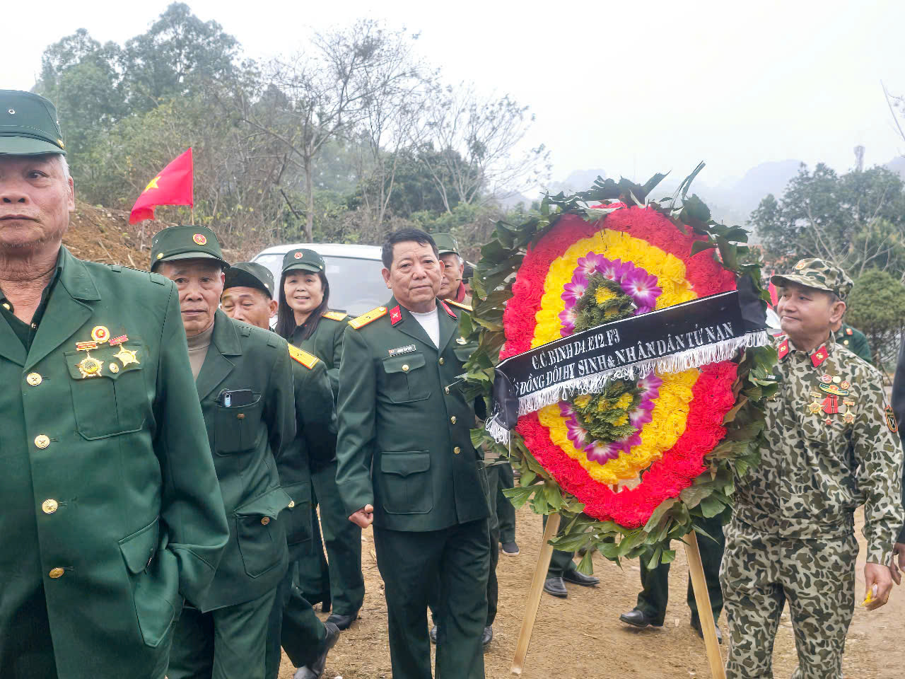 46 năm, kể từ ngày 17/2/1979, khi tiếng súng vang trên bầu trời biên giới, lực lượng vũ trang, dân quân tự vệ và nhân dân Đồng Đăng đã anh dũng chiến đấu, hy sinh, đẩy lùi nhiều đợt tấn công của quân xâm lược. Trở lại chiến trường xưa, cán bộ chiến sỹ Trung đoàn 12, Sư đoàn 3 dâng hương, dâng hoa tưởng nhớ đồng đội đã ngã xuống. (Ảnh: Duy Chiến)