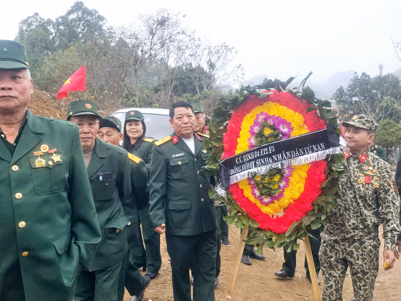 46 năm, kể từ ngày 17/2/1979, khi tiếng súng vang trên bầu trời biên giới, lực lượng vũ trang, dân quân tự vệ và nhân dân Đồng Đăng đã anh dũng chiến đấu, hy sinh, đẩy lùi nhiều đợt tấn công của quân xâm lược. Trở lại chiến trường xưa, cán bộ chiến sỹ Trung đoàn 12, Sư đoàn 3 dâng hương, dâng hoa tưởng nhớ đồng đội đã ngã xuống. (Ảnh: Duy Chiến) 46 năm, kể từ ngày 17/2/1979, khi tiếng súng vang trên bầu trời biên giới, lực lượng vũ trang, dân quân tự vệ và nhân dân Đồng Đăng đã anh dũng chiến đấu, hy sinh, đẩy lùi nhiều đợt tấn công của quân xâm lược. Trở lại chiến trường xưa, cán bộ chiến sỹ Trung đoàn 12, Sư đoàn 3 dâng hương, dâng hoa tưởng nhớ đồng đội đã ngã xuống. (Ảnh: Duy Chiến)