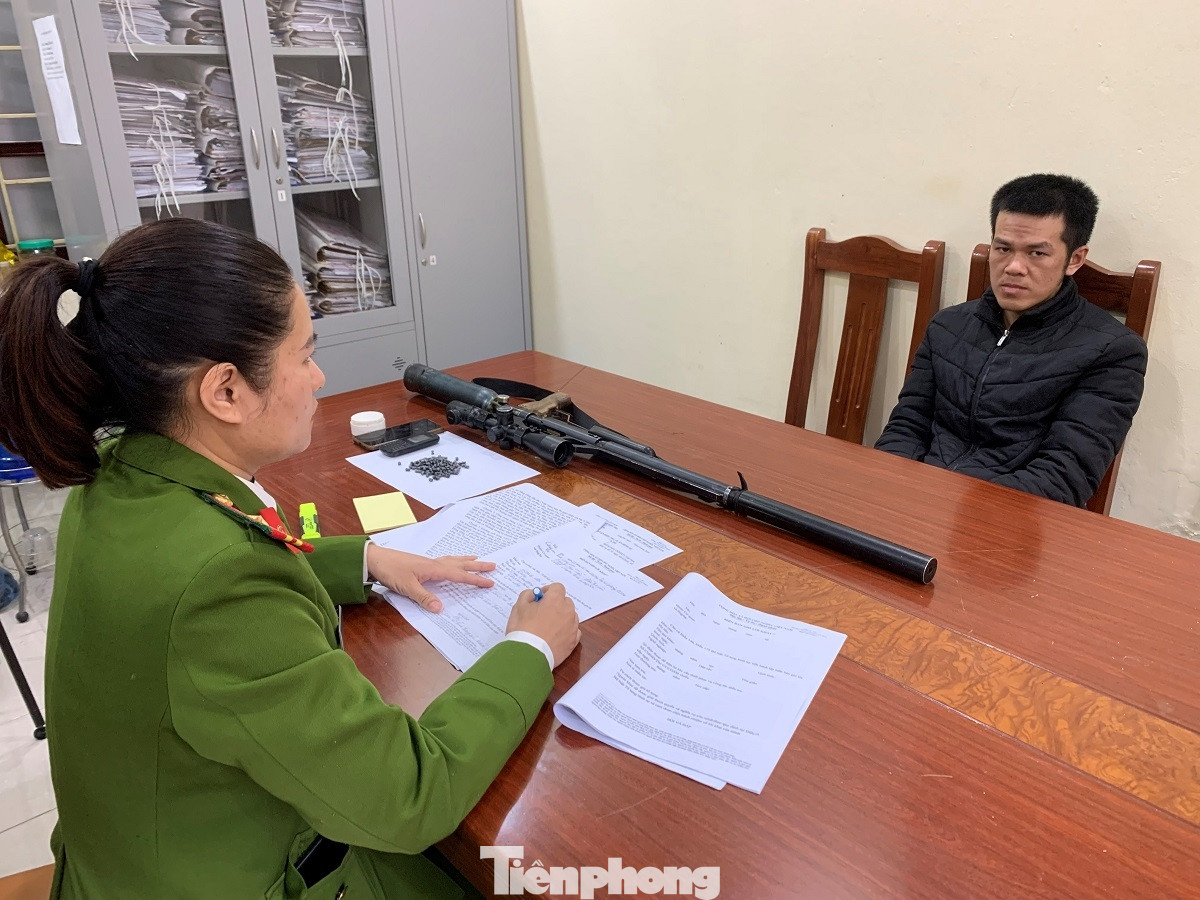 Đối tượng Hoàng Văn Đội (bìa phải) tại cơ quan điều tra -Ảnh: H.M