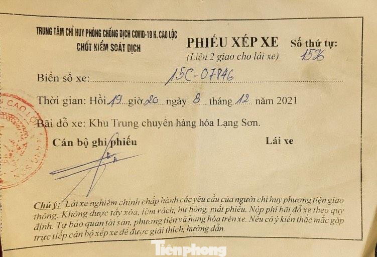 Mỗi người đều được phát một phiếu xếp "lốt" xe. Ảnh: Duy Chiến Mỗi người đều được phát một phiếu xếp "lốt" xe. Ảnh: Duy Chiến